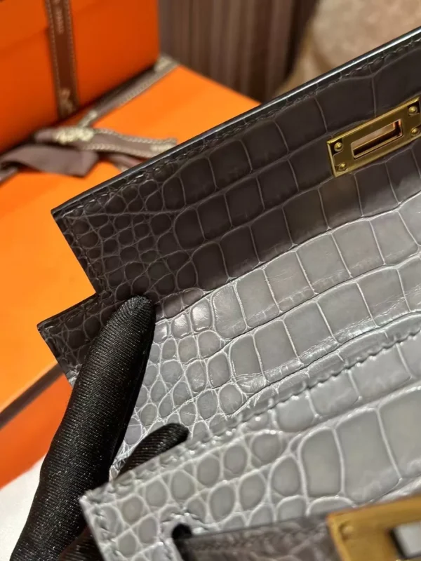 Handmade Hermes Shiny Crocodile Kelly Pochette 22CM 0V Gris Ciment Gold Hardware