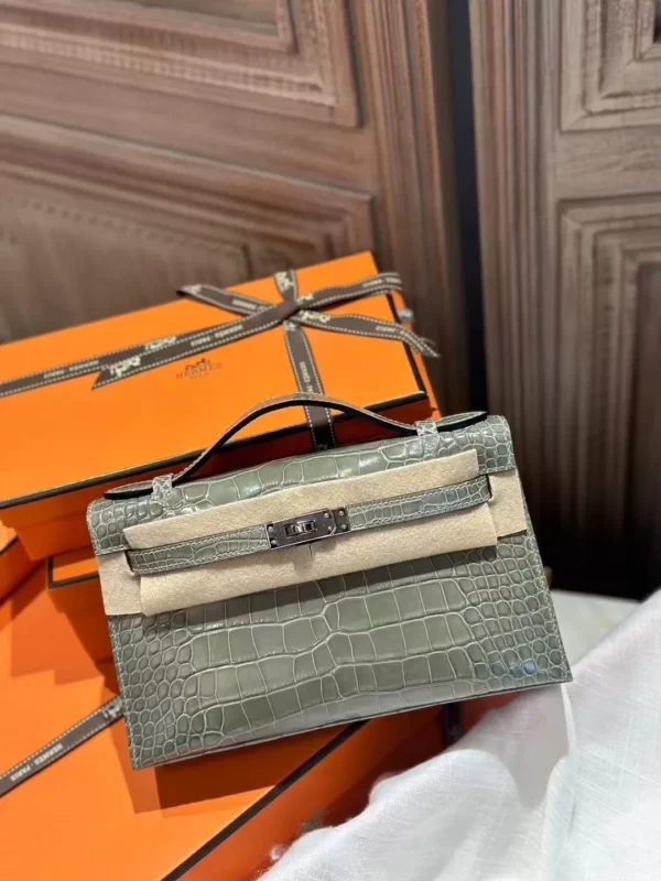 Hermes Shiny Crocodile Kelly Pochette 22CM 81 Gris Tourterelle Silver Hardware