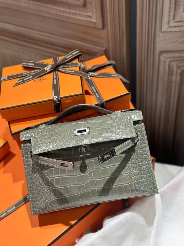 Hermes Shiny Crocodile Kelly Pochette 22CM 81 Gris Tourterelle Silver Hardware