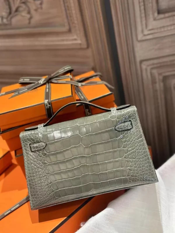 Hermes Shiny Crocodile Kelly Pochette 22CM 81 Gris Tourterelle Silver Hardware