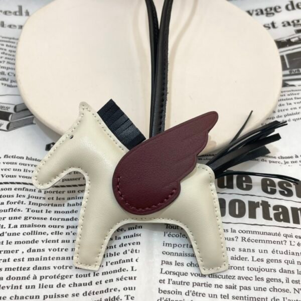 187 Factory Rodeo Pegase Charm Images Lambskin Craie / Rouge Sellier