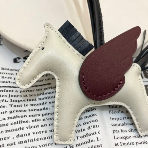 187 Factory Rodeo Pegase Charm Images Lambskin Craie / Rouge Sellier