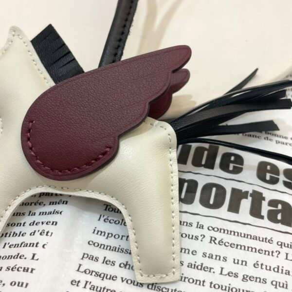 187 Factory Rodeo Pegase Charm Images Lambskin Craie / Rouge Sellier