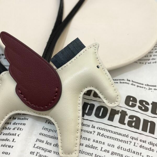 187 Factory Rodeo Pegase Charm Images Lambskin Craie / Rouge Sellier