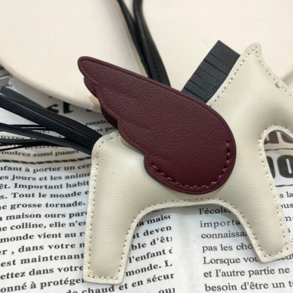 187 Factory Rodeo Pegase Charm Images Lambskin Craie / Rouge Sellier