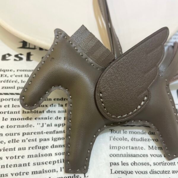 Qatar Doha 187 Factory Rodeo Pegase Charm Lambskin Etoupe