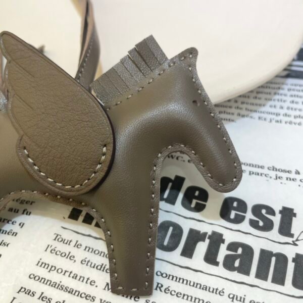Qatar Doha 187 Factory Rodeo Pegase Charm Lambskin Etoupe