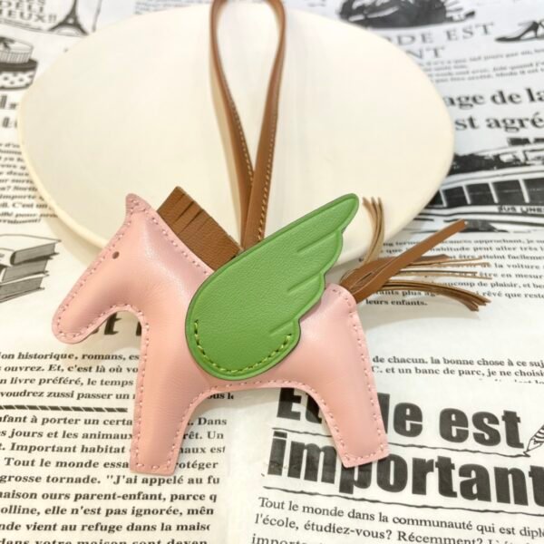 Full Handmade 187 Factory Rose Sakura / Vert Criquet Lambskin Rodeo Pegase Charm