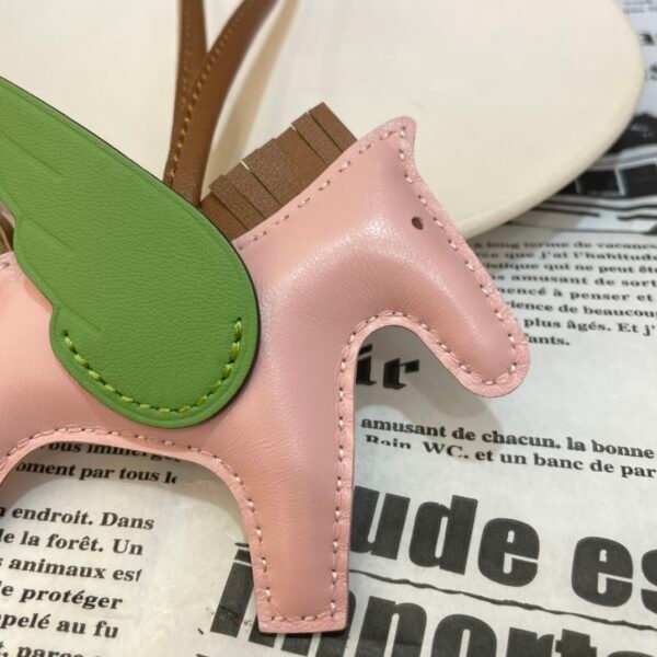 Full Handmade 187 Factory Rose Sakura / Vert Criquet Lambskin Rodeo Pegase Charm