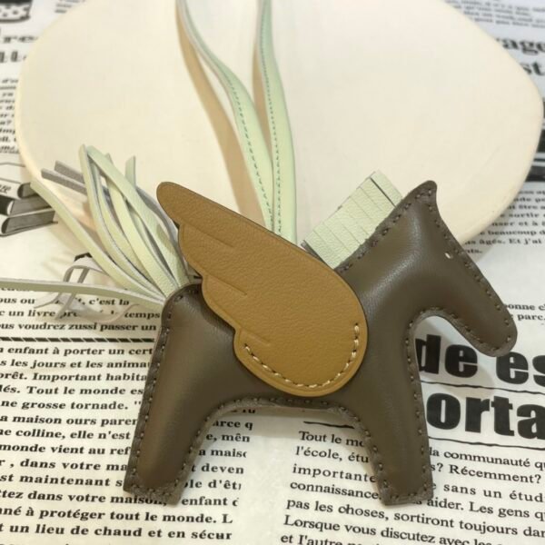 UK London 187 Factory Rodeo Pegase Charm Lambskin Etoupe / Biscuit No.49