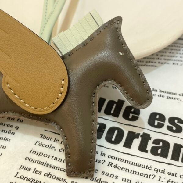 UK London 187 Factory Rodeo Pegase Charm Lambskin Etoupe / Biscuit No.49