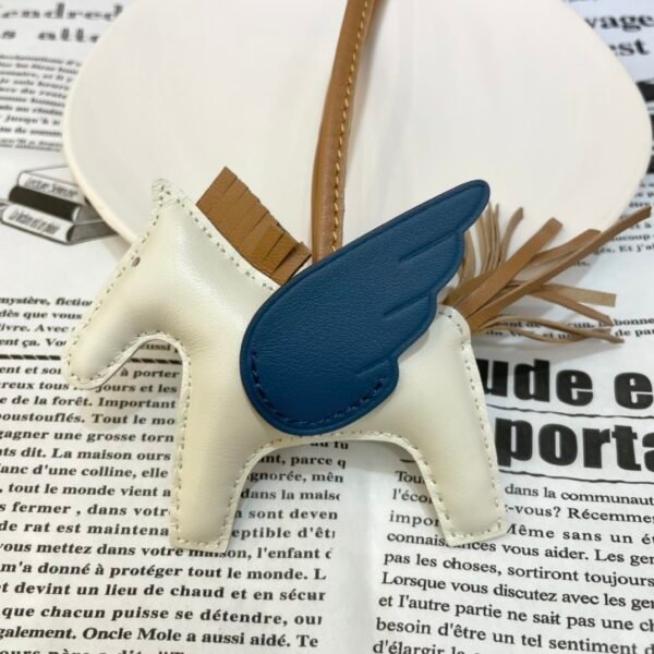 UK London 187 Factory Rodeo Pegase Charm Lambskin Craie / Blue De Presse No.31