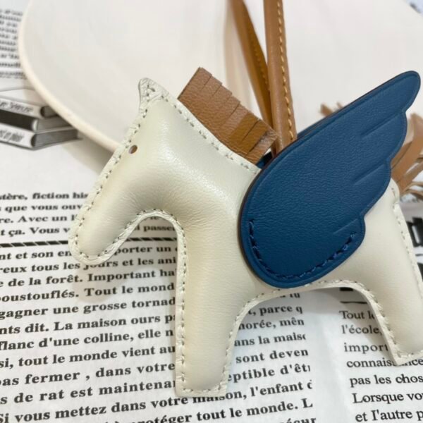 UK London 187 Factory Rodeo Pegase Charm Lambskin Craie / Blue De Presse No.31