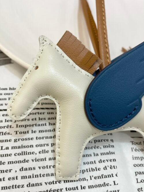UK London 187 Factory Rodeo Pegase Charm Lambskin Craie / Blue De Presse No.31
