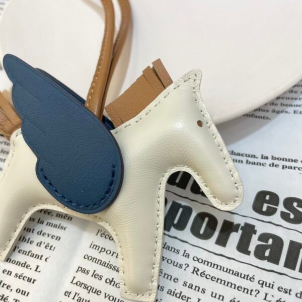 UK London 187 Factory Rodeo Pegase Charm Lambskin Craie / Blue De Presse No.31