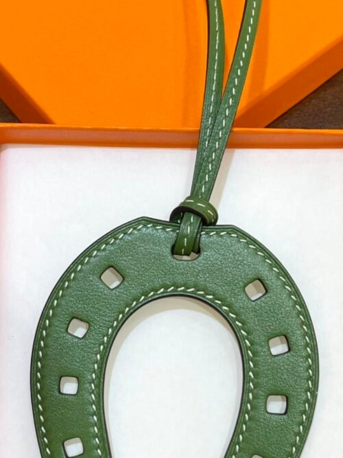 UK London 187 Factory Paddock Horseshoe Charm Swift Leather Vert Olive