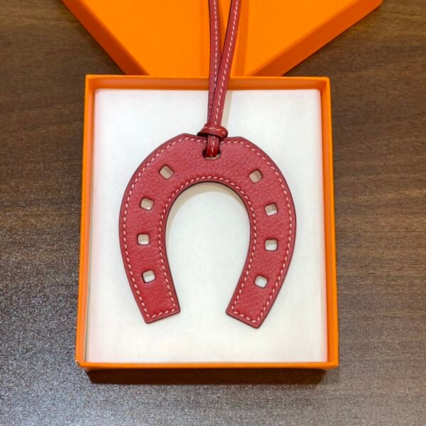 Australia Sydney 187 Factory Paddock Horseshoe Charm Swift Leather Rouge Casaque