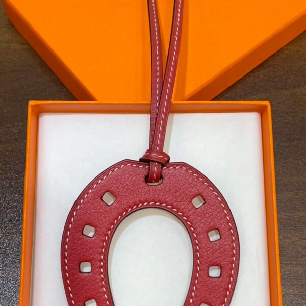 Australia Sydney 187 Factory Paddock Horseshoe Charm Swift Leather Rouge Casaque