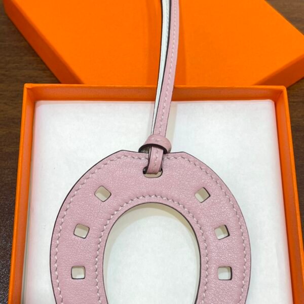 Full Handmade 187 Factory Paddock Horseshoe Charm Swift Leather Rose Sakura / Craie No.HS 851