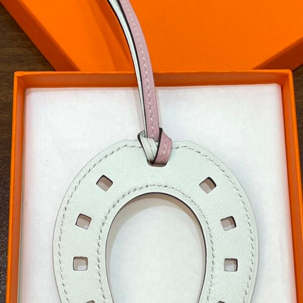 Full Handmade 187 Factory Paddock Horseshoe Charm Swift Leather Rose Sakura / Craie No.HS 851