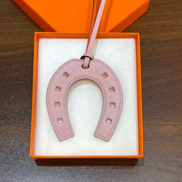 Kuwait 187 Factory No.HS 855 Rose Sakura / Feu Orange Swift Paddock Horseshoe Charm