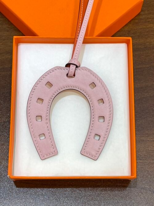 Kuwait 187 Factory No.HS 855 Rose Sakura / Feu Orange Swift Paddock Horseshoe Charm