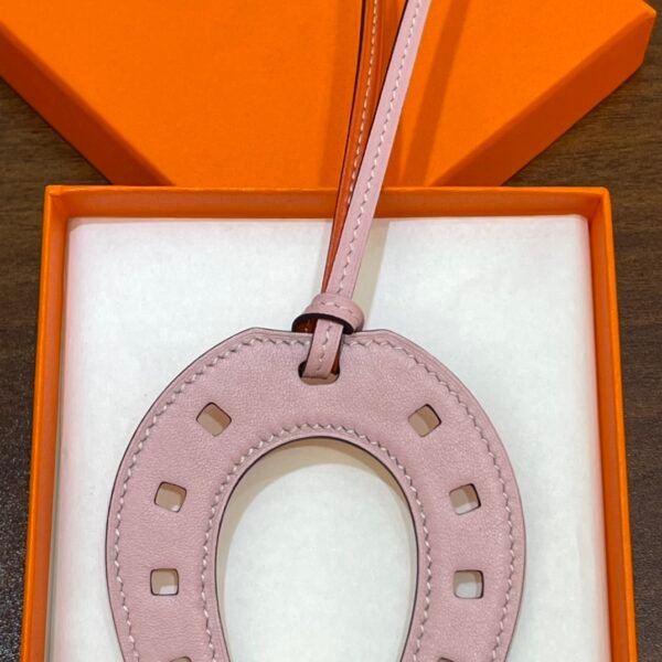 Kuwait 187 Factory No.HS 855 Rose Sakura / Feu Orange Swift Paddock Horseshoe Charm