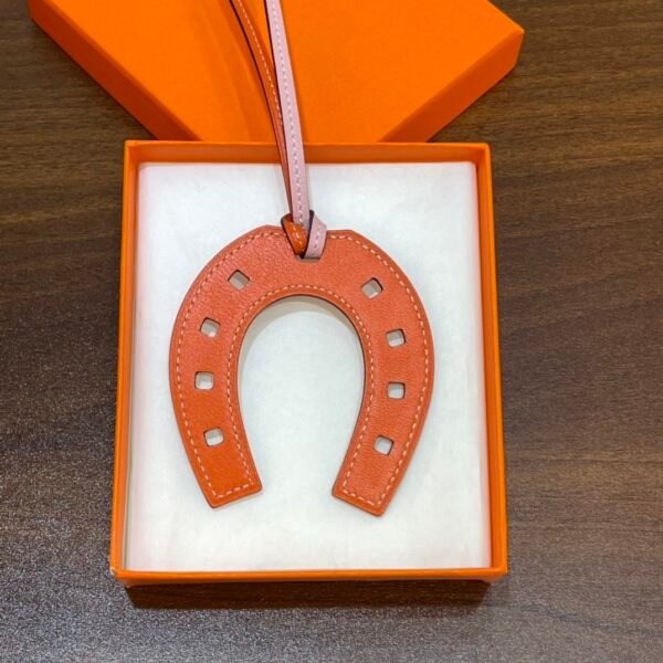 Kuwait 187 Factory No.HS 855 Rose Sakura / Feu Orange Swift Paddock Horseshoe Charm