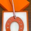 Kuwait 187 Factory No.HS 855 Rose Sakura / Feu Orange Swift Paddock Horseshoe Charm