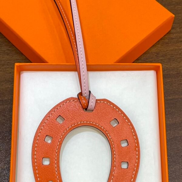 Kuwait 187 Factory No.HS 855 Rose Sakura / Feu Orange Swift Paddock Horseshoe Charm