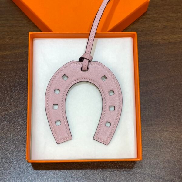 UAE Dubai 187 Factory Paddock Horseshoe Charm Swift Rose Sakura / Rouge H No.HS 858