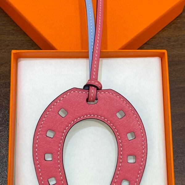 UAE Dubai 187 Factory Paddock Horseshoe Charm Rose Lipstick / Lilac Swift Leather No.861