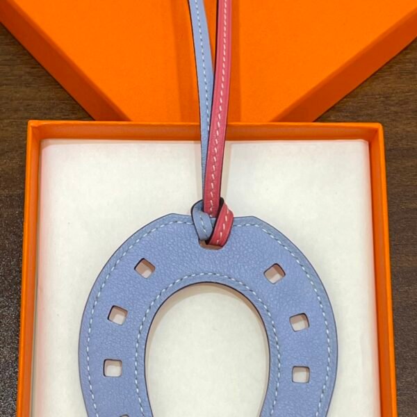 UAE Dubai 187 Factory Paddock Horseshoe Charm Rose Lipstick / Lilac Swift Leather No.861