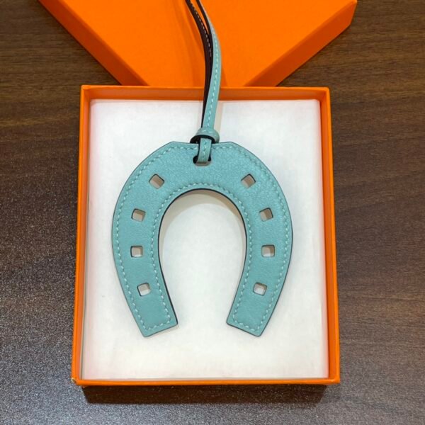 187 Factory Blue Atoll / Rouge H Swift Leather No.867 Paddock Horseshoe Charm