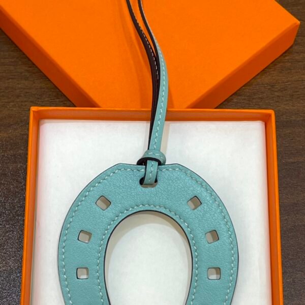 187 Factory Blue Atoll / Rouge H Swift Leather No.867 Paddock Horseshoe Charm
