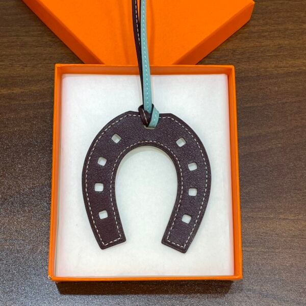 187 Factory Blue Atoll / Rouge H Swift Leather No.867 Paddock Horseshoe Charm