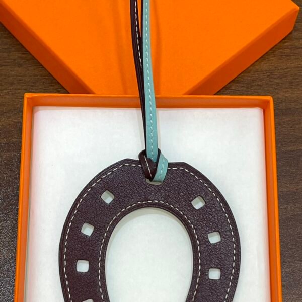 187 Factory Blue Atoll / Rouge H Swift Leather No.867 Paddock Horseshoe Charm