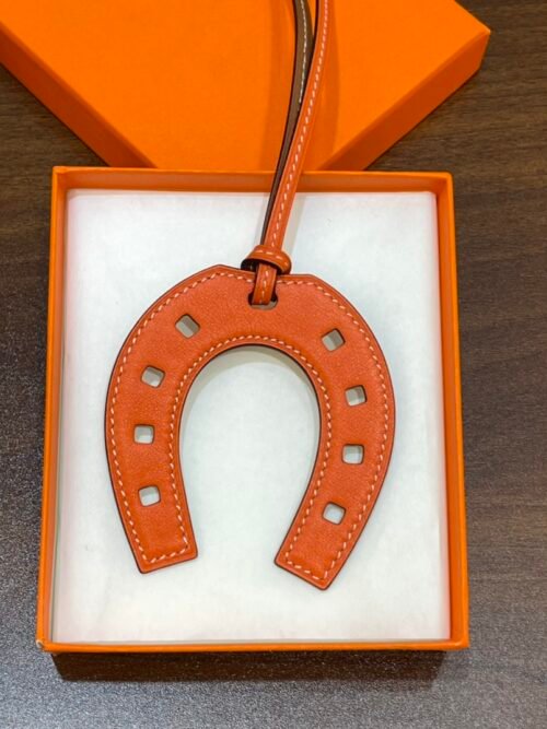 187 Factory Shop Paddock Horseshoe Charm Swift Leather Feu Orange / Gold No.873