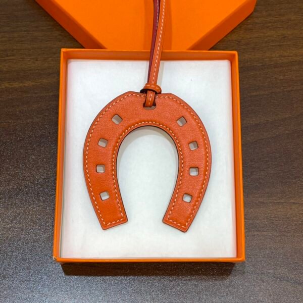 USA New York 187 Factory Paddock Horseshoe Charm Swift Leather Feu Orange / Rouge Casaque No.875