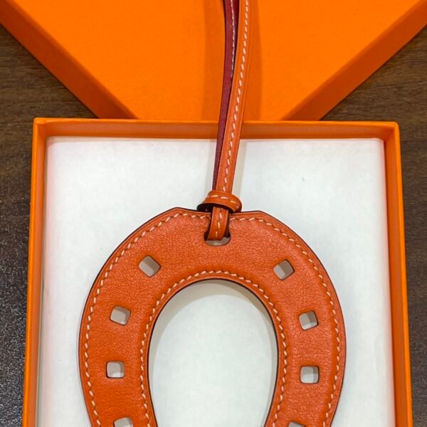 USA New York 187 Factory Paddock Horseshoe Charm Swift Leather Feu Orange / Rouge Casaque No.875