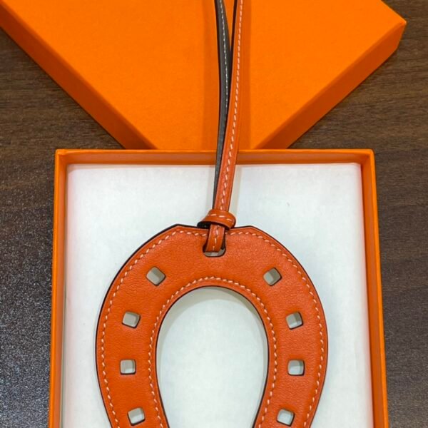 Full Handmade 187 Factory Feu Orange / Etoupe Swift Leather No.876 Paddock Horseshoe Charm