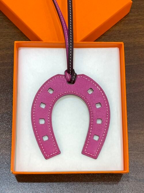 UK London 187 Factory Paddock Horseshoe Charm Swift Fuschia / Rouge H No.883