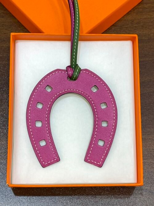 USA New York 187 Factory Fuschia / Vert Olive Swift No.886 Paddock Horseshoe Charm
