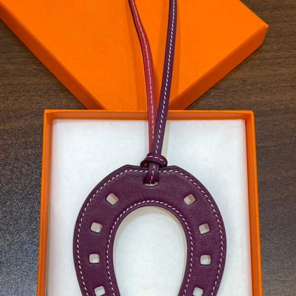Saudi Arabia Riyadh 187 Factory Violet / Rouge Casaque Swift Leather Paddock Horseshoe Charm No.889