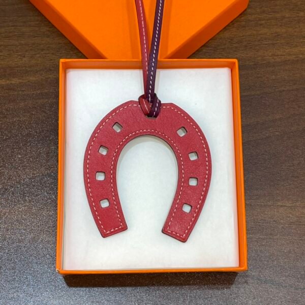 Saudi Arabia Riyadh 187 Factory Violet / Rouge Casaque Swift Leather Paddock Horseshoe Charm No.889