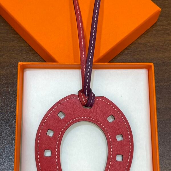 Saudi Arabia Riyadh 187 Factory Violet / Rouge Casaque Swift Leather Paddock Horseshoe Charm No.889