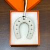 Full Handmade 187 Factory Paddock Horseshoe Charm No.890 Craie / Noir Swift Leather