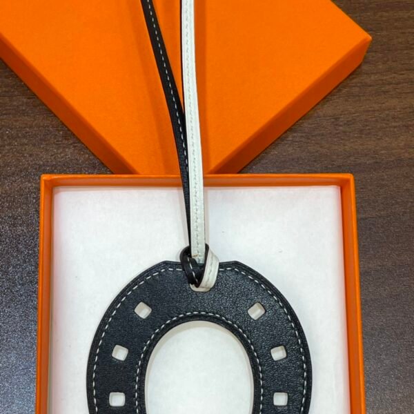 Full Handmade 187 Factory Paddock Horseshoe Charm No.890 Craie / Noir Swift Leather
