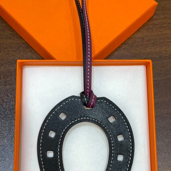 UAE Dubai 187 Factory Paddock Horseshoe Charm No.893 Swift Leather Violet / Noir