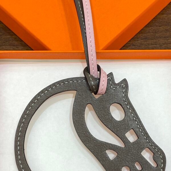 UK London 187 Factory Paddock Cheval Charm Swift Leather Rose Sakura & Etoupe